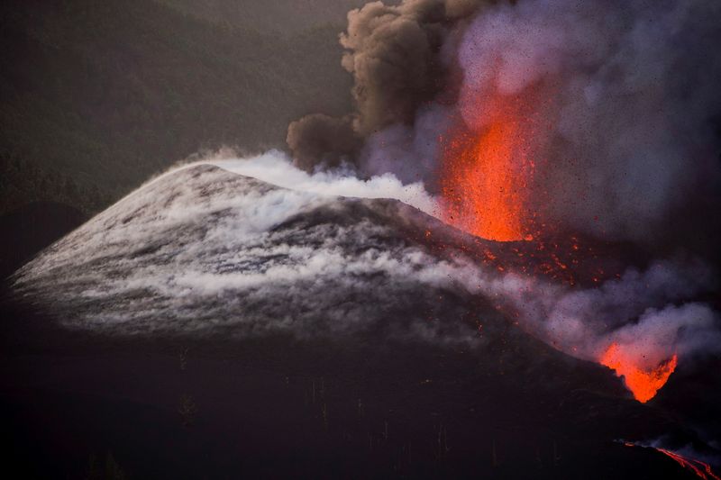 © Reuters. بركان كومبري بييخا يواصل قذف حممه على  جزيرة لا بالما في اسبانيا يوم السبت. تصوير:رويترز.