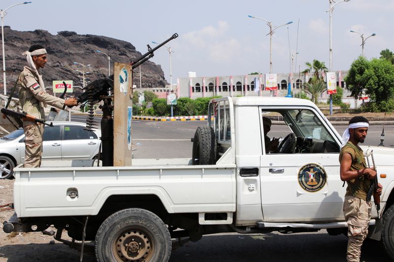 © Reuters. أفراد من قوات الحزام الأمني التابعة للمجلس الانتقالي الجنوبي الانفصالي تقيم نقطة حراسة في عدن بجنوب اليمن بعد اشتباكات يوم السبت. تصوير: فواز سلمان - رويترز.