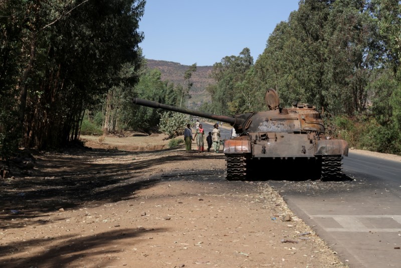 &copy; Reuters. دبابة محترقة تقف على مشارف بلدة عدوة في إقليم تيجراي بإثيوبيا يوم 18 مارس آذار 2021. تصوير: باز راتنر - رويترز.