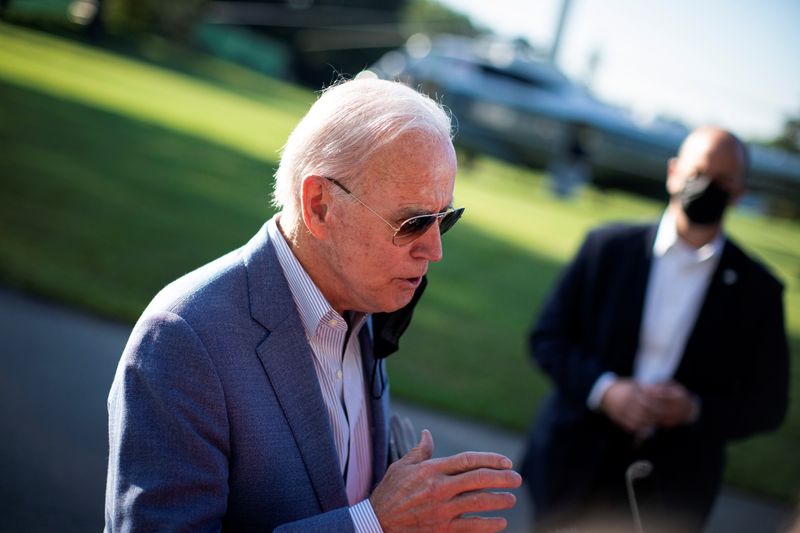 &copy; Reuters. Presidente dos EUA, Joe Biden, conversa com jornalistas antes de viagem. 2/10/2021. REUTERS/Al Drago