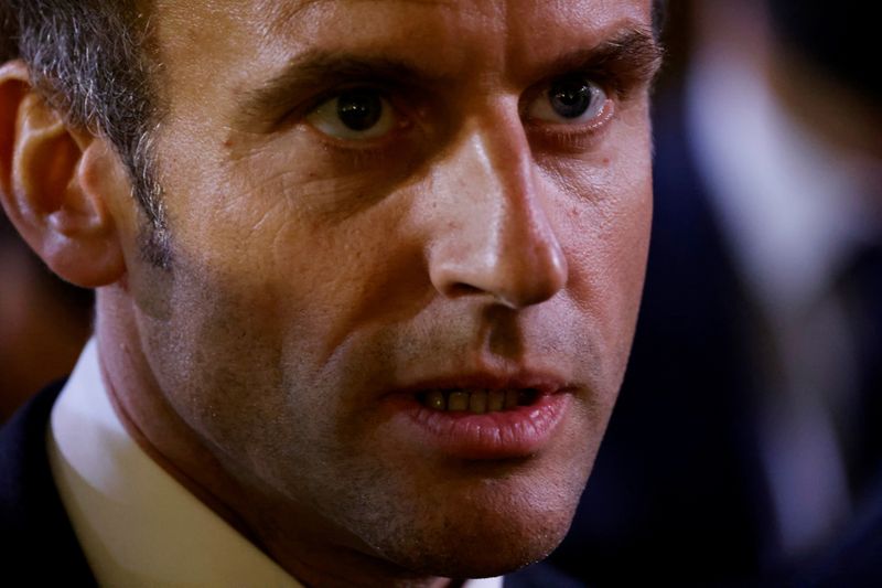 &copy; Reuters. الرئيس الفرنسي إيمانويل ماكرون يتحدث للصحفيين لدى وصوله لحصول مراسم في ختام مؤتمر يستضفيه قصر الإليزيه في العاصمة باريس يوم 30 سبتمبر أيلول 