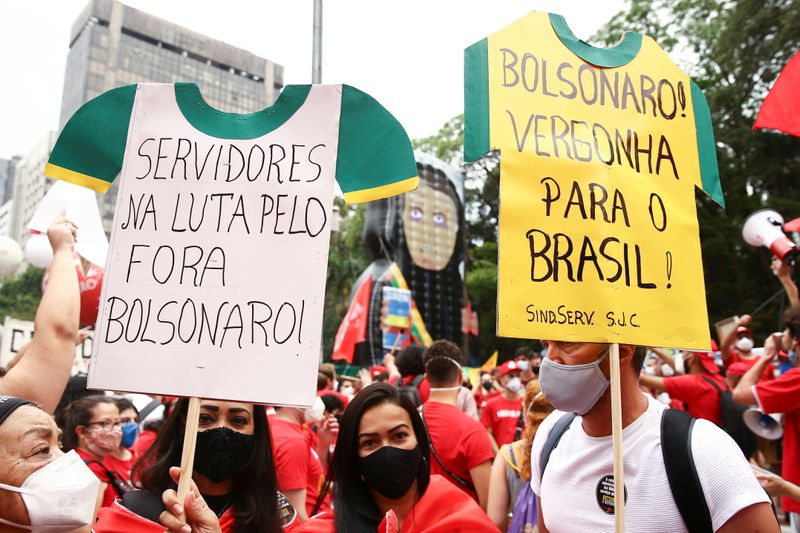 &copy; Reuters. متظاهرون يرفعون لافتات تدعو لعزل الرئيس جايير بولسونارو في ساو باولو بالبرازيل يوم السبت. تصوير: كارلا كارنييل - رويترز.