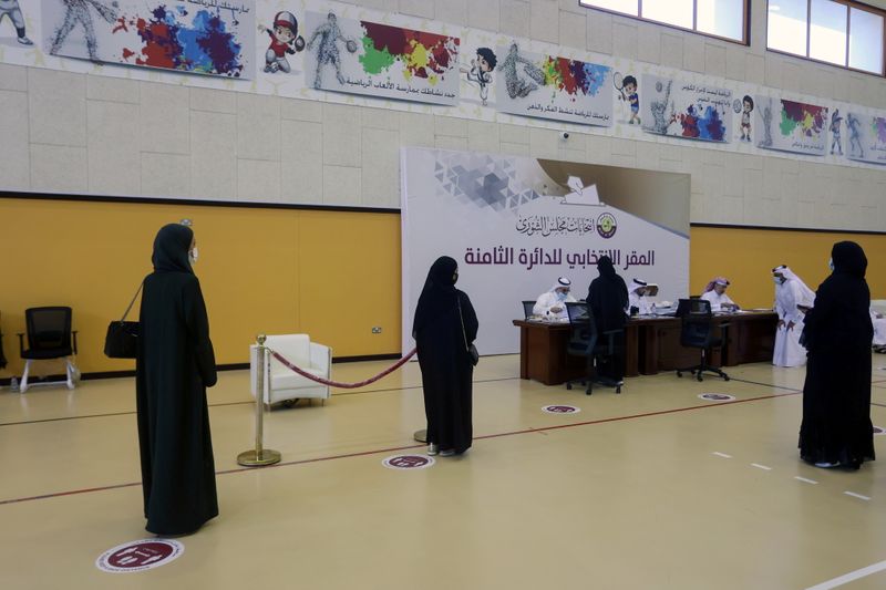 &copy; Reuters. نساء يدلين بأصواتهن في الانتخابات القطرية يوم 2 أكتوبر تشرين الأول 2021. رويترز