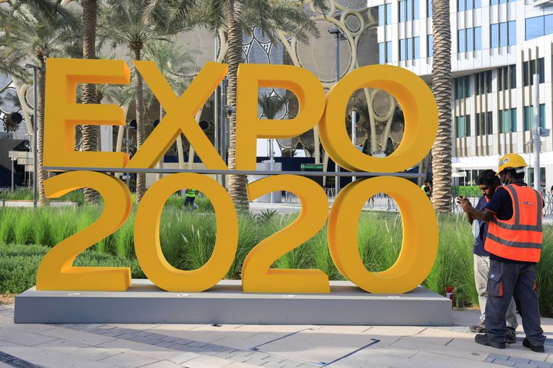 &copy; Reuters. عاملان بجوار شعار إكسبو دبي 2020 في الإمارات يوم 30 سبتمبر أيلول 2021. رويترز