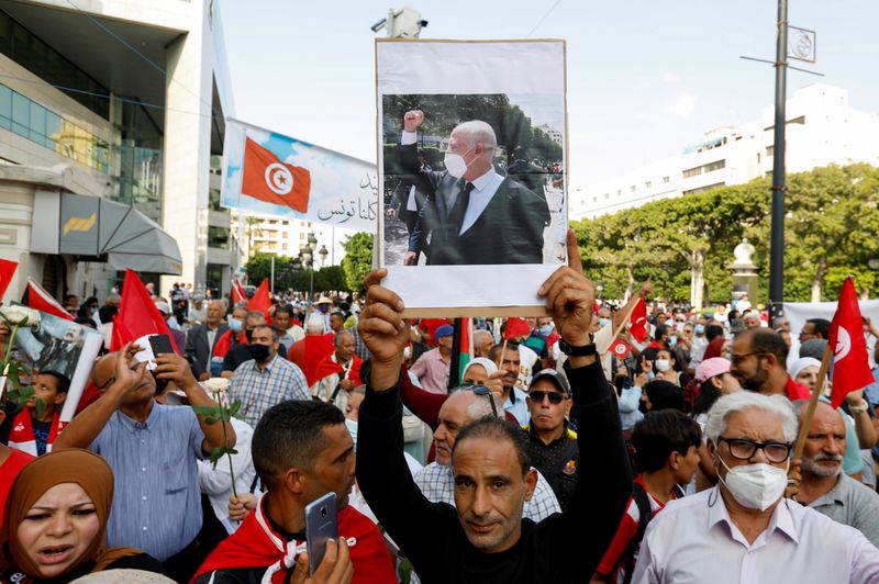 &copy; Reuters. مؤيدون للرئيس التونسي قيس سعيد في شوارع تونس يوم 3 أكتوبر تشرين الأول 2021. رويترز