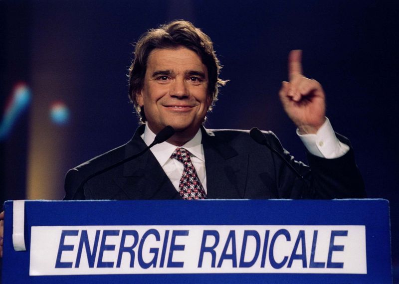 &copy; Reuters. FILE PHOTO: French businesman and European election candidate Bernard Tapie delivers his speech at a campaign meeting, June 9, 1994. Tapie leads the Radical list "Energie Radicale". REUTERS/Charles Platiau/File Photo