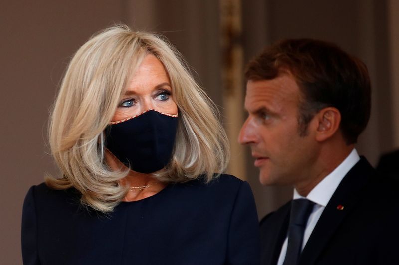 &copy; Reuters. Emmanuel Macron et son épouse Brigitte (en photo à gauche) se sont déclarés dimanche "touchés" par le décès de Bernard Tapie, mort à 78 ans des suites d'un cancer contre lequel il se battait depuis plusieurs années. /Photo prise le 6 septembre 20