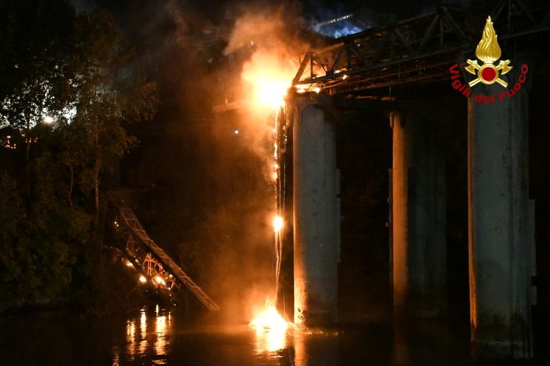 &copy; Reuters. A fire engulfs iconic 'Iron Bridge' in Rome, Italy, October 3, 2021. Vigili del Fuoco/Handout via REUTERS 
