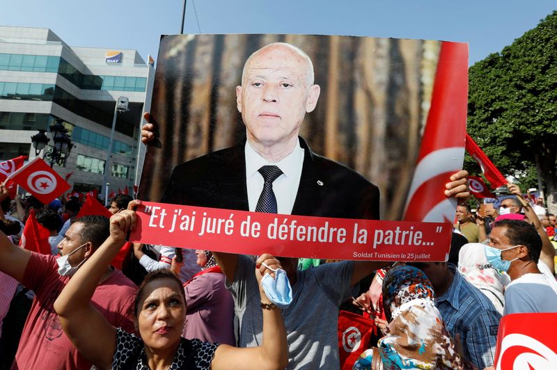 &copy; Reuters. مؤيدون للرئيس التونسي قيس سعيد في شوارع العاصمة يوم 3 أكتوبر تشرين الأول 2021. رويترز