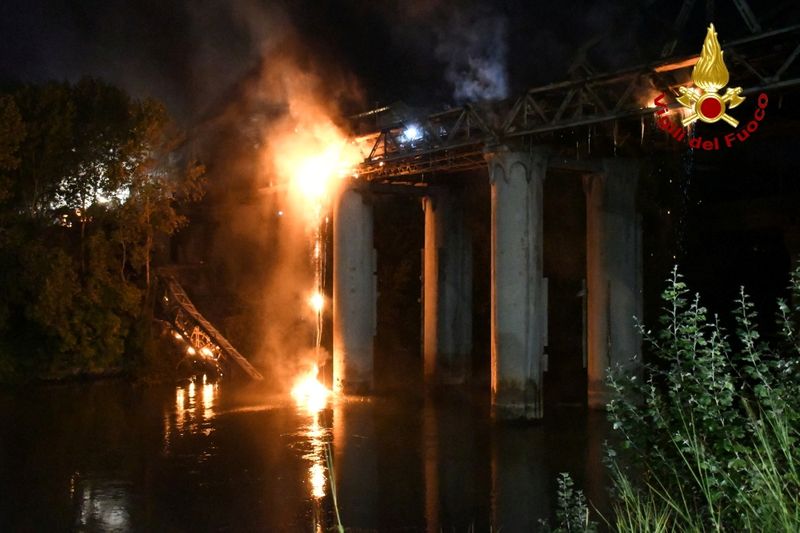 &copy; Reuters. النيران تشتعل في الجسر الحديدي بالعاصمة الإيطالية روما يوم 2 أكتوبر تشرين الأول 2021. صورة لهيئة الإطفاء والإنقاذ الإيطالية حصلت عليها رويترز