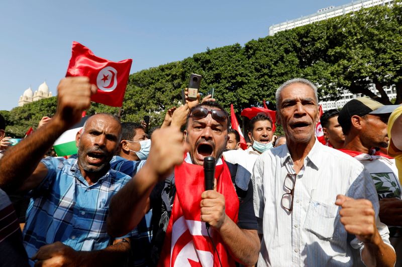 © Reuters. Supporters of Tunisian President Kais Saied rally in support of his seizure of power and suspension of parliament, in Tunis, Tunisia, October 3, 2021. REUTERS/Zoubeir Souissi