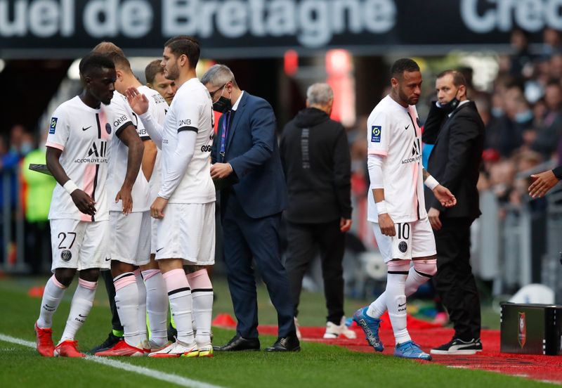 &copy; Reuters. لاعبو باريس سان جيرمان بعد الخسارة أمام ستاد رين يوم الأحد في دوري الدرجة الأولى الفرنسي لكرة القدم. رويترز