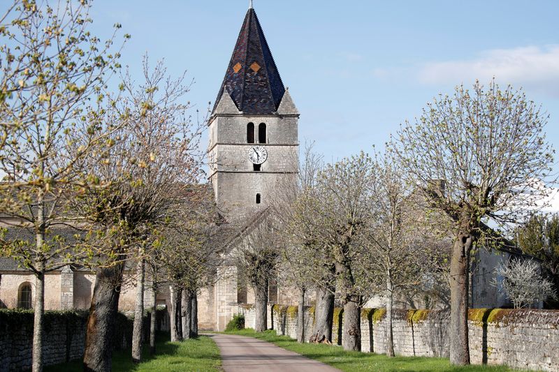 &copy; Reuters. Vista de igreja em Fontaines, na França. 10/4/2018. REUTERS/Charles Platiau