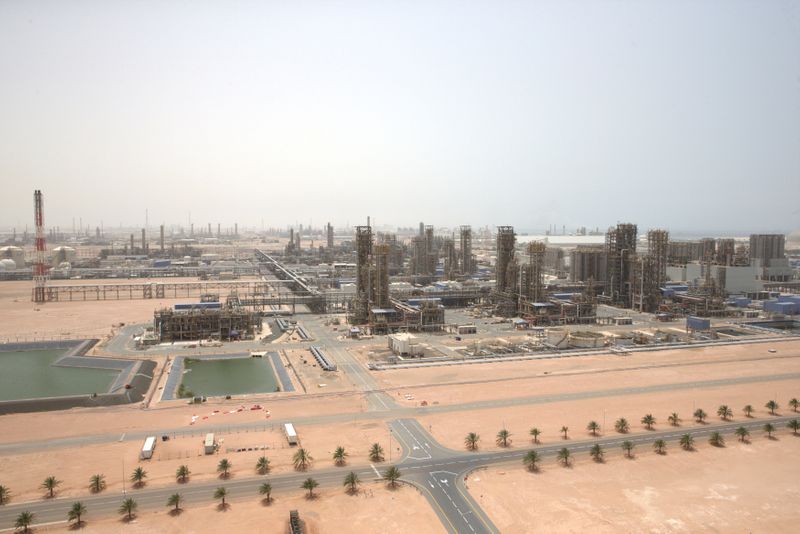 &copy; Reuters. Vista de instalação petroquímica da ADNOC, nos Emirabos Árabes Unidos. 14/5/2018. REUTERS/Christopher Pike