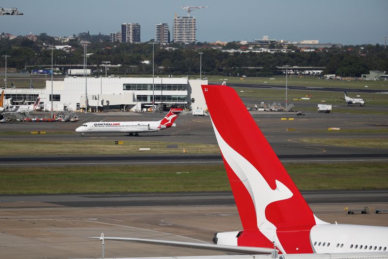&copy; Reuters. FILE PHOTO: Qantas planes are seen at Kingsford Smith International Airport, following the coronavirus outbreak, in Sydney, Australia, March 18, 2020.  REUTERS/Loren Elliott