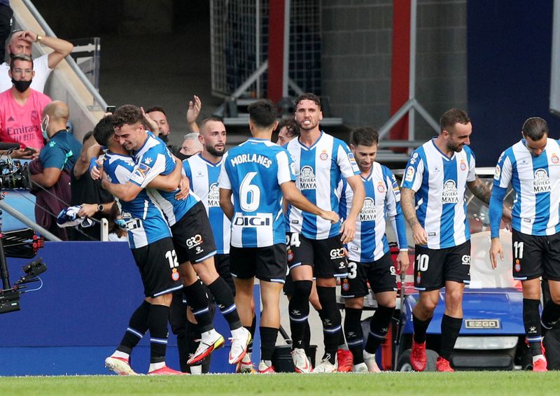 &copy; Reuters. Jogadores do Espanyol celebram na vitória sobre o Real Madrid. 3/10/2021 REUTERS/Albert Gea