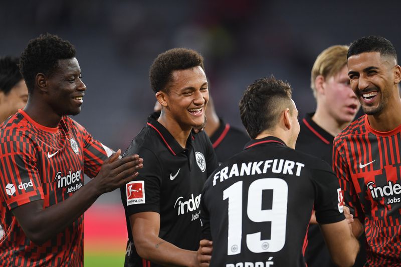 &copy; Reuters. لاعبون من فريق أينتراخت فرانكفورت يحتفلون بعد مباراة فريقهم أمام بايرن ميونيخ بدوري الدرجة الأولى الألماني لكرة القدم يوم الأحد. تصوير: اند