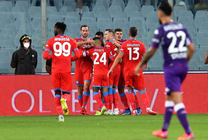 &copy; Reuters. Jogadores do Napoli comemoram na vitória sobre a Fiorentina. 3/10/2021  REUTERS/Jennifer Lorenzini