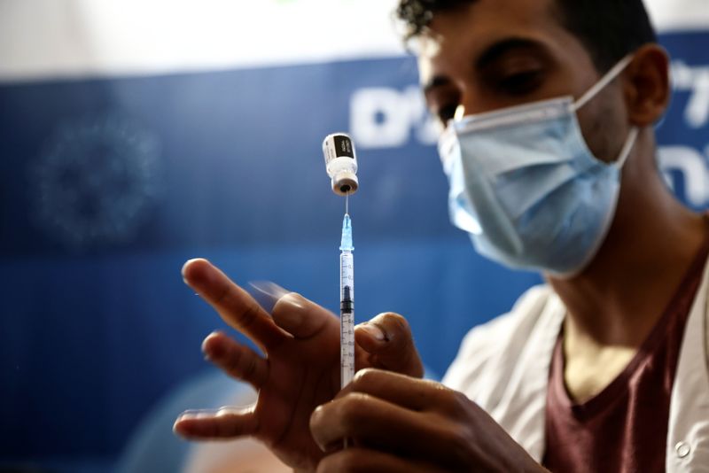 &copy; Reuters. Israël a décidé dimanche de rendre un rappel de vaccination contre le COVID-19 obligatoire pour obtenir le pass sanitaire permettant l'entrée dans les restaurants, les salles de sports et de nombreux autres lieux publics. /Photo prise le 3 octobre 202