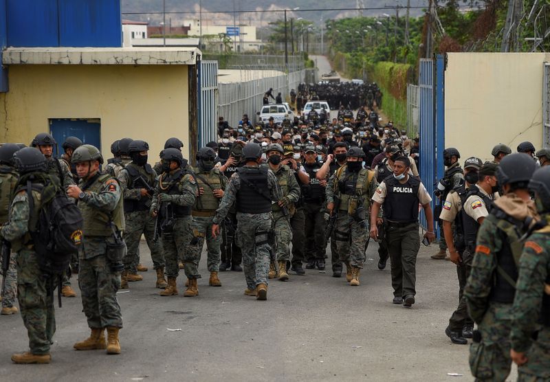 &copy; Reuters. أفراد من الشرطة لدى خروجهم من سجن في جواياكيل بعد تقارير عن اندلاع أعمال الشغب في سجن بينيتينسياريا ديل ليتورال في جواياكيل في الثاني من أكت