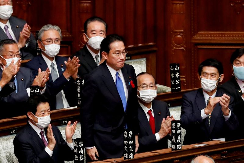© Reuters. فوميو كيشيدا لدى انتخابه رئيسا جديدا لوزراء اليابان في البرلمان بطوكيو يوم الاثنين. تصوير: كيم كيونج هوون - رويترز
