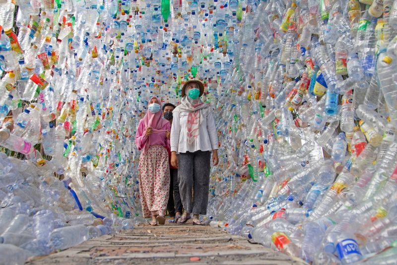 &copy; Reuters. أشخاص يسيرون في متحف مصنوع بالكامل من البلاستيك أقامه أنصار حماية البيئة في إندونيسيا  في مدينة جريسيك في جاوة الشرقية يوم 28 سبتمبر أيلول 2021