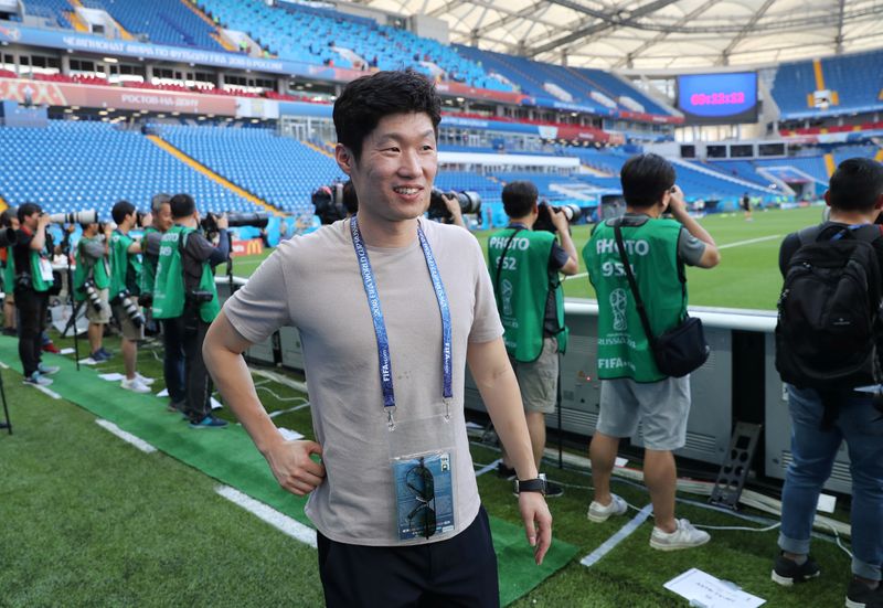 © Reuters. بارك جي-سونج لاعب وسط منتخب كوريا الجنوبية السابق ولاعب مانشستر يونايتد السابق. صورة من أرشيف رويترز.