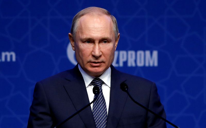 &copy; Reuters. الرئيس الروسي فلاديمير بوتين يحضر مراسم. صورة من أرشيف رويترز.
