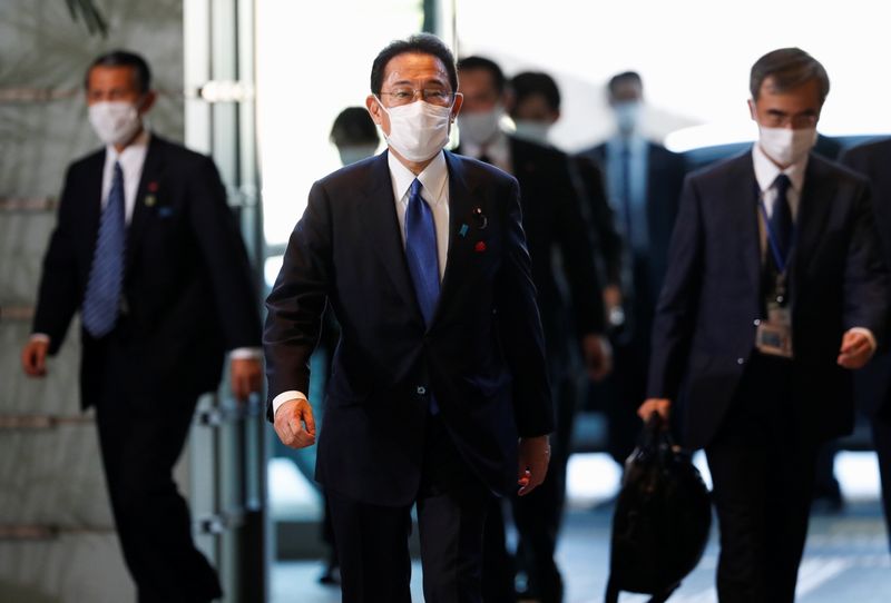 &copy; Reuters.     松野博一新官房長官は４日、岸田新内閣の閣僚名簿を発表した。写真は官邸入りする岸田氏、同日撮影（２０２１年　ロイター／Issei Kato）