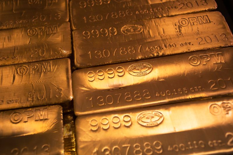 الذهب يتراجع مع توقف نزيف الدولار لكن يظل فوق مستوى 1750 دولارا
