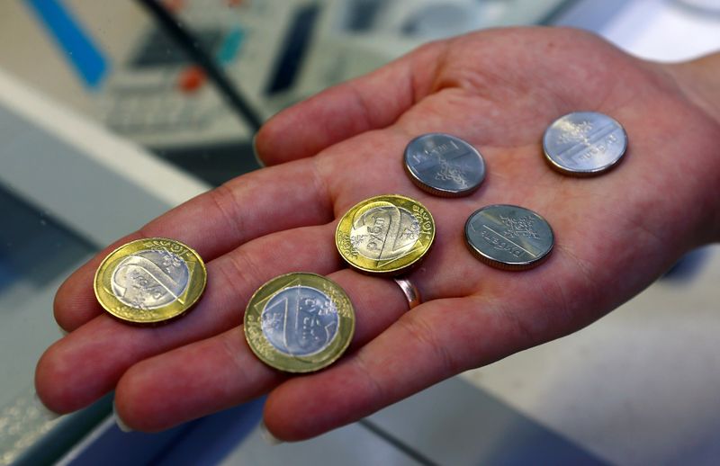 &copy; Reuters. A woman holds coins at a bank on the first day of the redenomination of the Belarussian rouble, in Minsk, Belarus, July 1, 2016.  REUTERS/Vasily Fedosenko