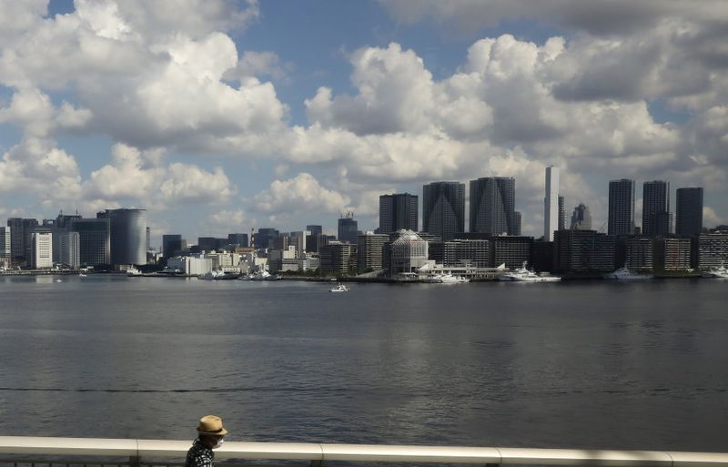 &copy; Reuters. １０月４日、東京都は新たに８７人の新型コロナウイルス感染が確認されたと発表した。１日の感染確認数が１００人を下回るのは今年初めてで、昨年１１月２日以来。写真は７月、都内で