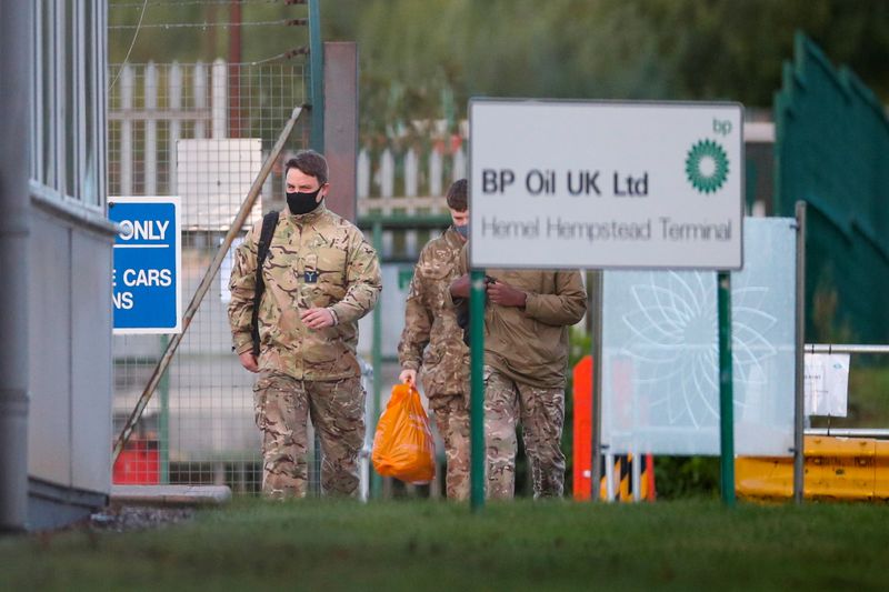 &copy; Reuters. أفراد من الجيش البريطاني في ملابس قتال يسيرون في مستودع للنفط في هيمستيد في بريطانيا يوم الاثنين. تصوير: أندرو بويرز - رويترز.