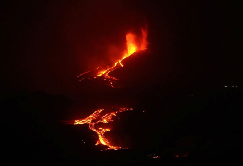 &copy; Reuters. صورة من البحر لاستمرار ثوران البركان كومبري بييخا بجزيرة لا بالما الإسبانية ليل الأحد. تصوير: خوان ميدينا - رويترز.