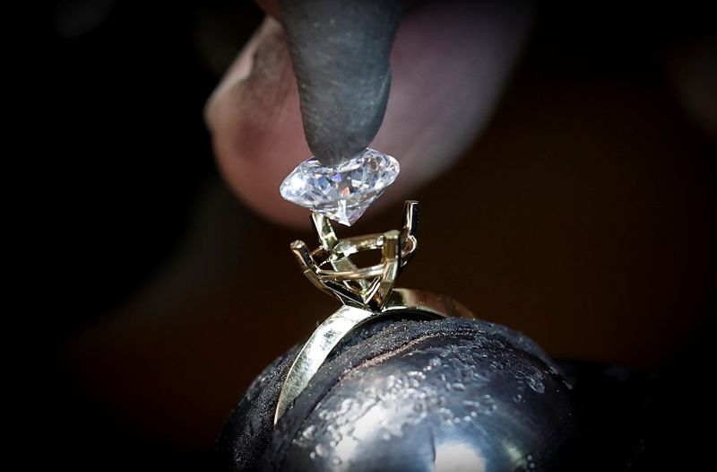 © Reuters. A worker sets an Aether diamond made from captured CO2 into a ring at the RFG Manufacturing Riviera jewelry design facility in Manhattan in New York City, New York, U.S., September 30, 2021. Picture taken September 30, 2021.  REUTERS Mike Segar