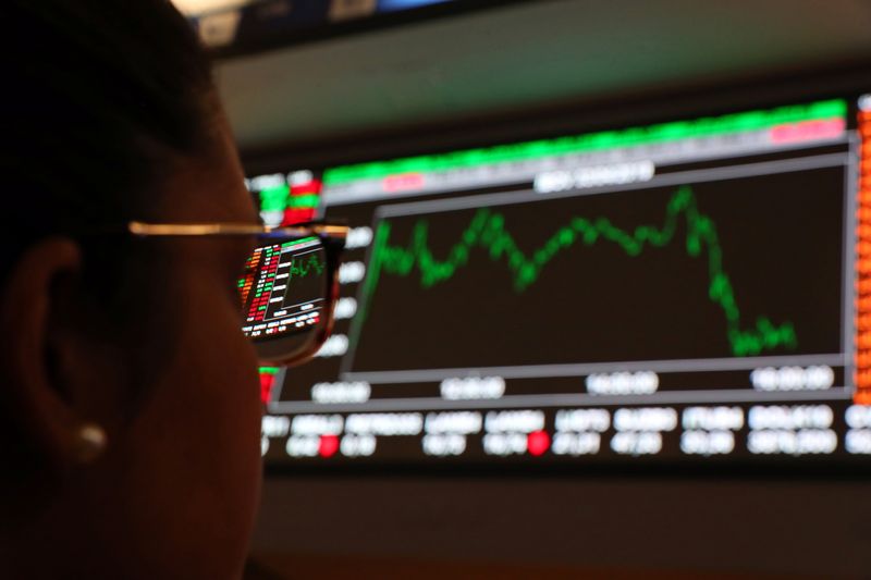 &copy; Reuters. FILE PHOTO: A woman looks at an electronic board showing the graph of the recent fluctuations of market indices on the floor of Brazil's B3 Stock Exchange in Sao Paulo, Brazil, April 3, 2019. REUTERS/Amanda Perobelli