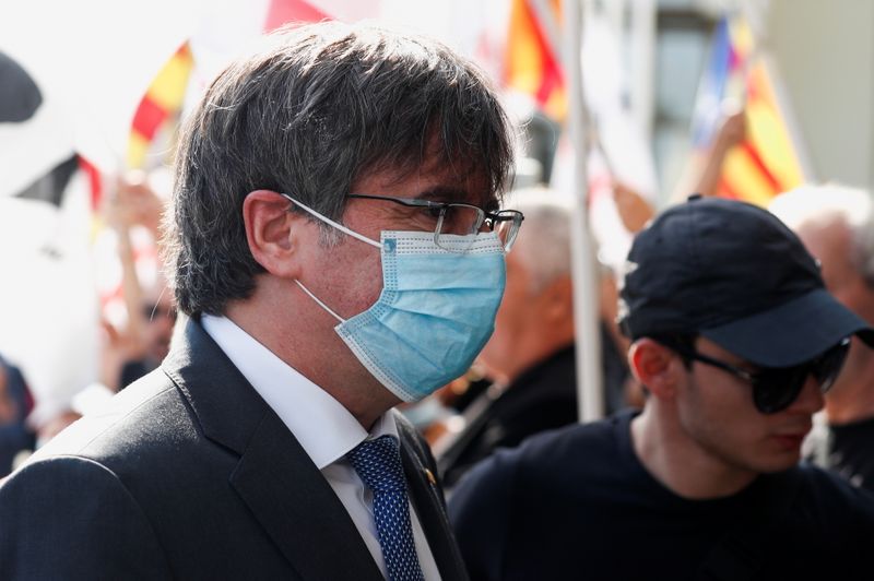 &copy; Reuters. El líder separatista catalán Carles Puigdemont llega a un tribunal de Cerdeña, mientras un juez celebra la primera audiencia sobre su orden de detención europea, en Sassari, Italia, 4 de octubre de 2021. REUTERS/Guglielmo Mangiapane