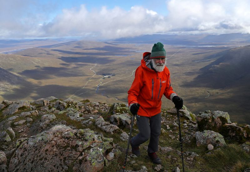 © Reuters. Climber Nick Gardner ascends Buachaille Etive Mor in Scotland, Britain September 29, 2021. REUTERS/Russell Cheyne 