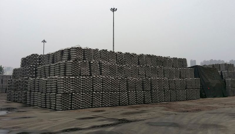 &copy; Reuters. IMagen de archivo de lingotes de aluminio apilados en la terminal Dagang del Puerto de Qingdao, China.