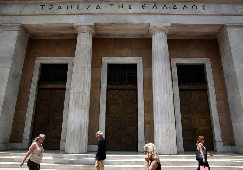 &copy; Reuters. FILE PHOTO: People make their way in front of the Bank of Greece in Athens June 11, 2014. REUTERS/Yorgos Karahalis