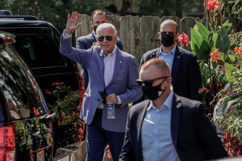 © Reuters. U.S. President Joe Biden departs Brew Ha Ha! Cafe and restaurant in Wilmington, Delaware, U.S., October 3, 2021. REUTERS/Ken Cedeno