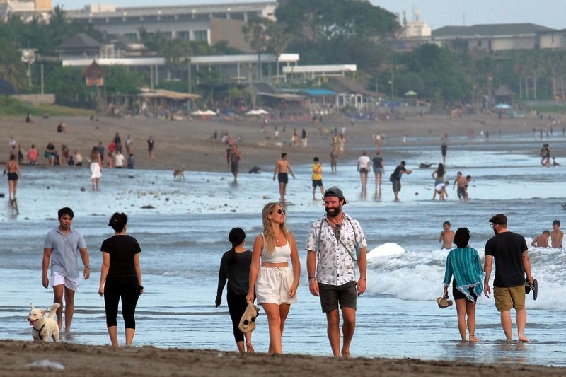 &copy; Reuters. インドネシア政府は４日、人気観光地のバリ島で中国やニュージーランド、日本などからの観光客受け入れを１４日から再開すると表明した。バリ島で９月９日撮影。（２０２１年　Antara Fo