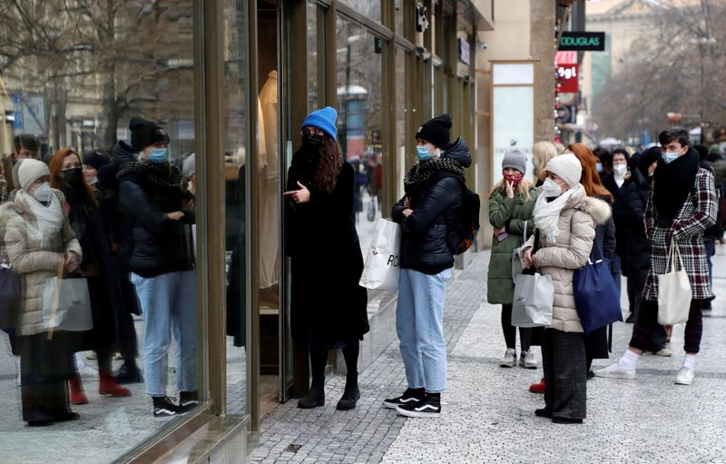&copy; Reuters. Clientes fazem fila na reabertura de loja em Praga, República Tcheca
03/12/2020. 
   REUTERS/David W Cerny