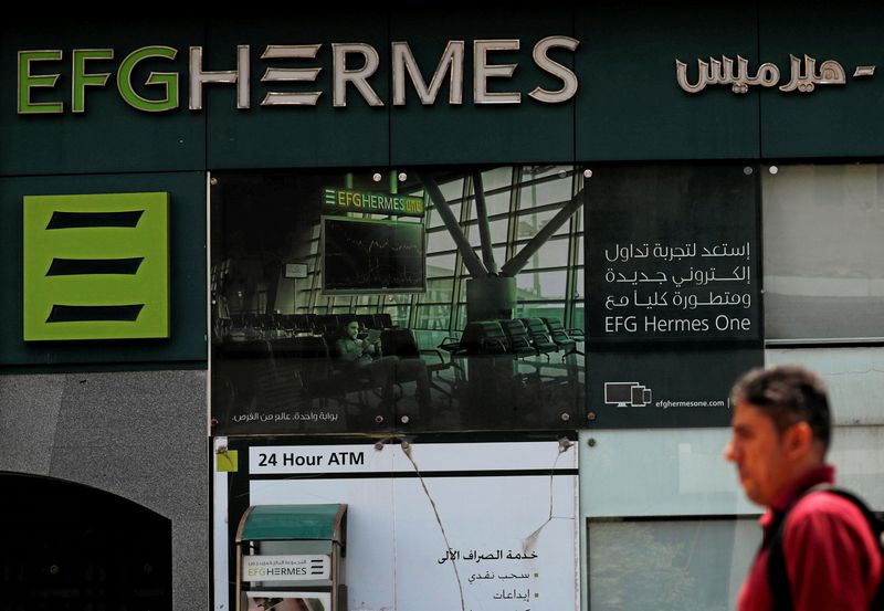 &copy; Reuters. FOTO DE ARCHIVO: Un hombre pasa por delante de una sucursal del banco de inversión EFG Hermes en El Cairo, Egipto 29 de mayo de 2018. REUTERS/Amr Abdallah Dalsh