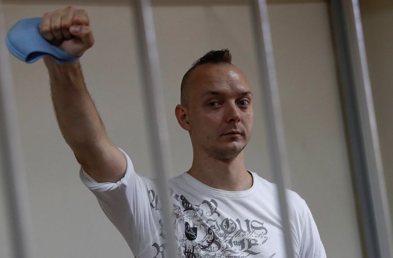&copy; Reuters. Ivan Safronov, a former journalist and an aide to the head of Russia's space agency Roscosmos who remains in custody on state treason charges, gestures inside a defendants' cage as he attends a court hearing in Moscow, Russia September 2, 2020. REUTERS/Ev