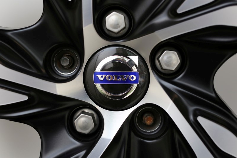 © Reuters. FILE PHOTO: A Volvo logo is seen on a rim displayed at a Volvo showroom in Mexico City, Mexico April 6, 2018. REUTERS/Gustavo Graf/File Photo