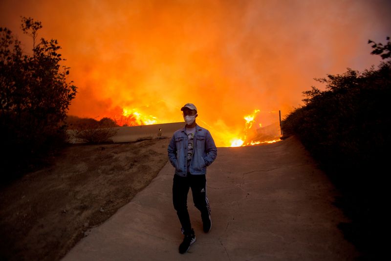 &copy; Reuters. Incêndio em Yorba Linda, Califórnia, EUA
26/10/2020. 
REUTERS/Ringo Chiu