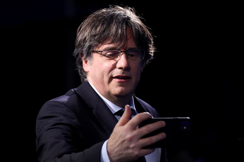 © Reuters. FOTO DE ARCHIVO: Carles Puigdemont, expresidente de Cataluña y miembro del Parlamento Europeo, se saca una foto tras una entrevista celebrada en Bruselas, Bélgica, el 9 de marzo de 2021. REUTERS/Yves Herman