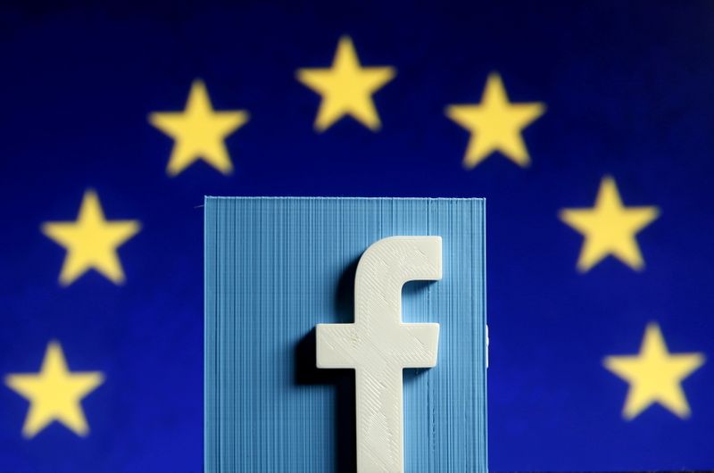 © Reuters. FILE PHOTO: Facebook logo in 3D in front of the EU flag, May 15, 2015.  REUTERS/Dado Ruvic