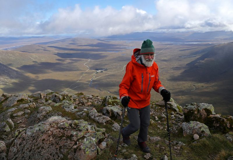 &copy; Reuters. El montañista Nick Gardner asciende el pico Buachaille Etive Mor en Escocia. 29 septiembre 2021. REUTERS/Russell Cheyne